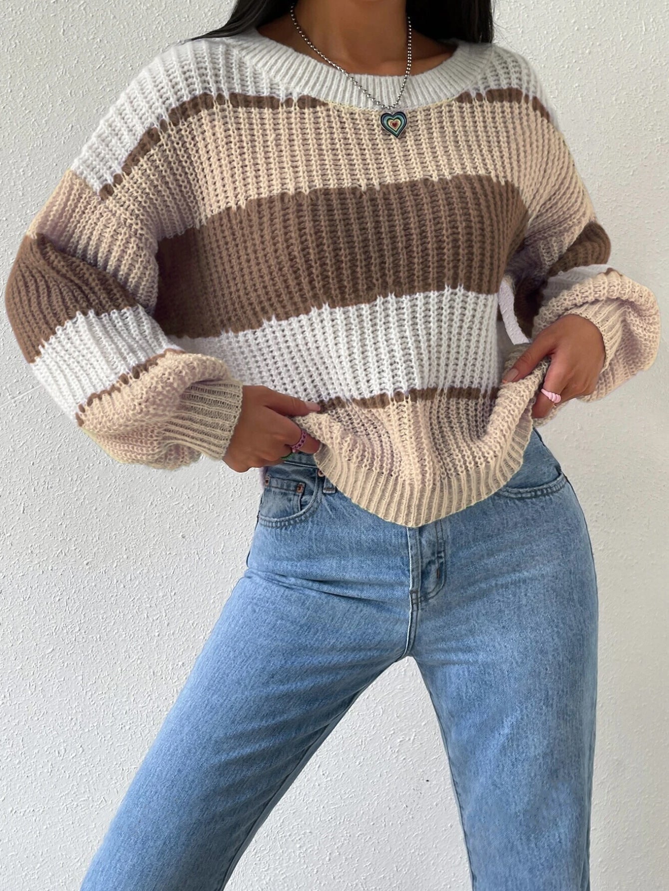 Damenstrickpullover mit breiten Blockstreifen und locker fallender Form
