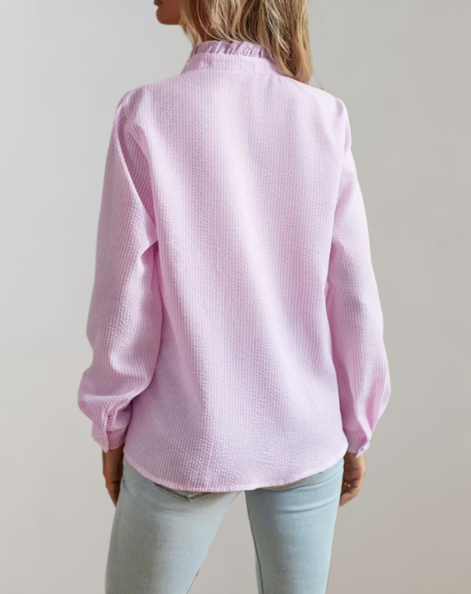 Locker geschnittenes Top mit Rüschen, Stehkragen, Knopfverschluss und langen Ärmeln