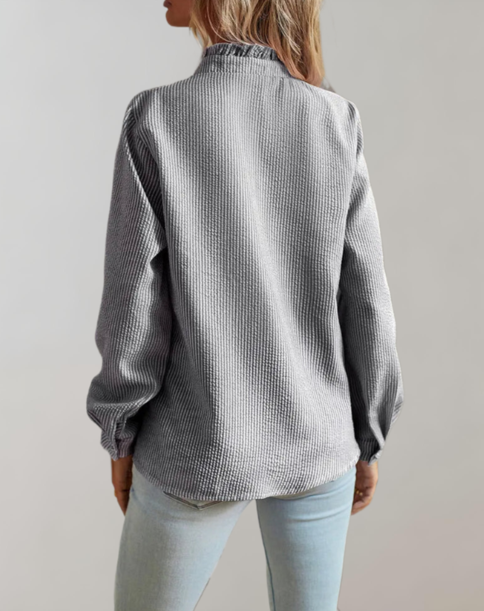 Locker geschnittenes Top mit Rüschen, Stehkragen, Knopfverschluss und langen Ärmeln