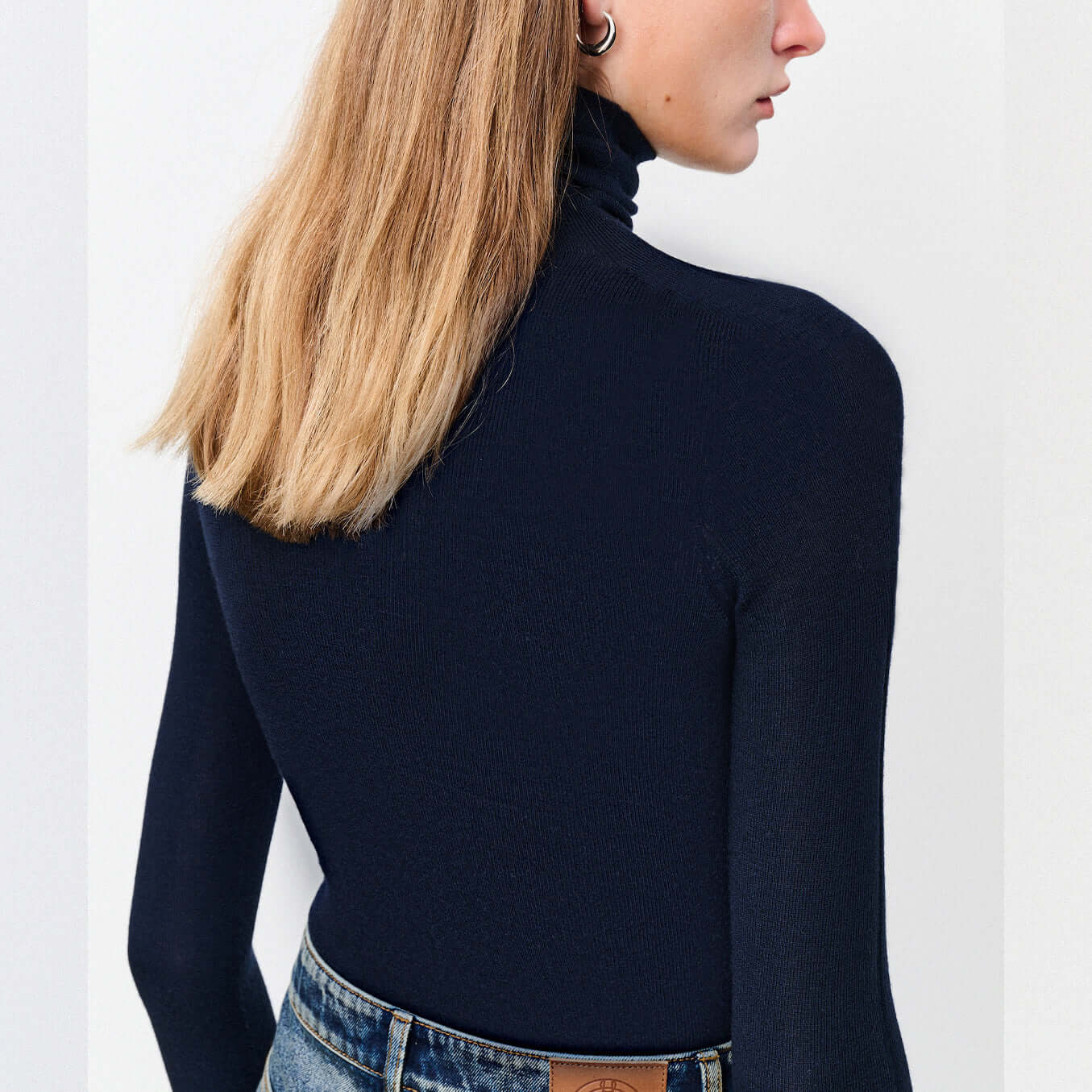Elena - Farbiges Stricktop mit hohem Ausschnitt