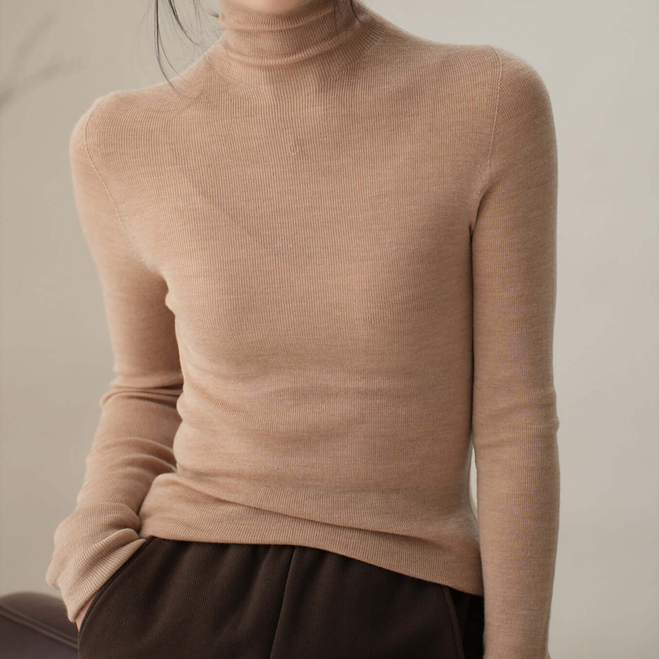 Elena - Farbiges Stricktop mit hohem Ausschnitt
