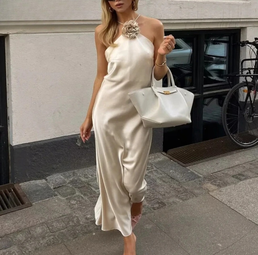 LANGES KLEID AUS SATIN - Lozenda