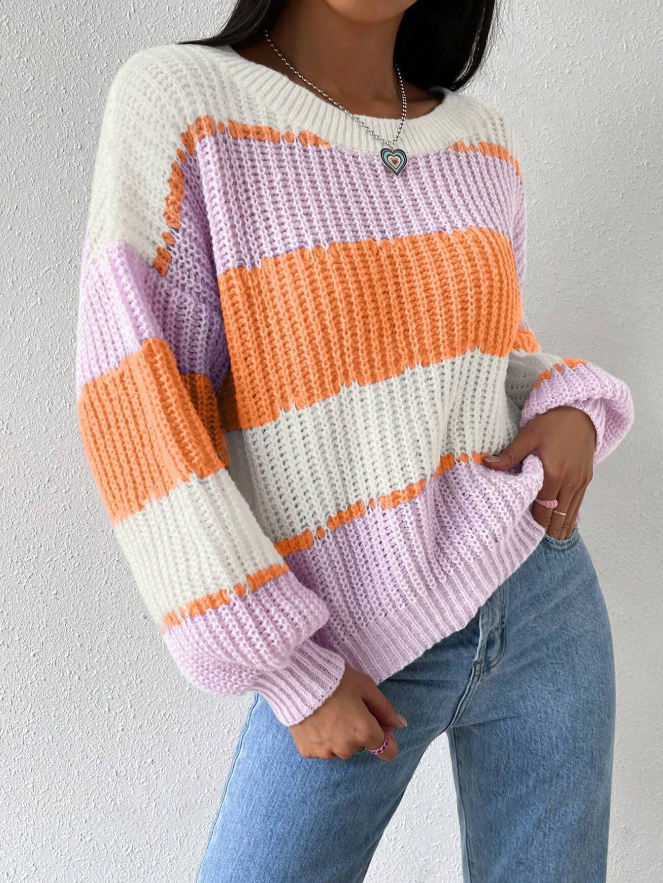 Damenstrickpullover mit breiten Blockstreifen und locker fallender Form