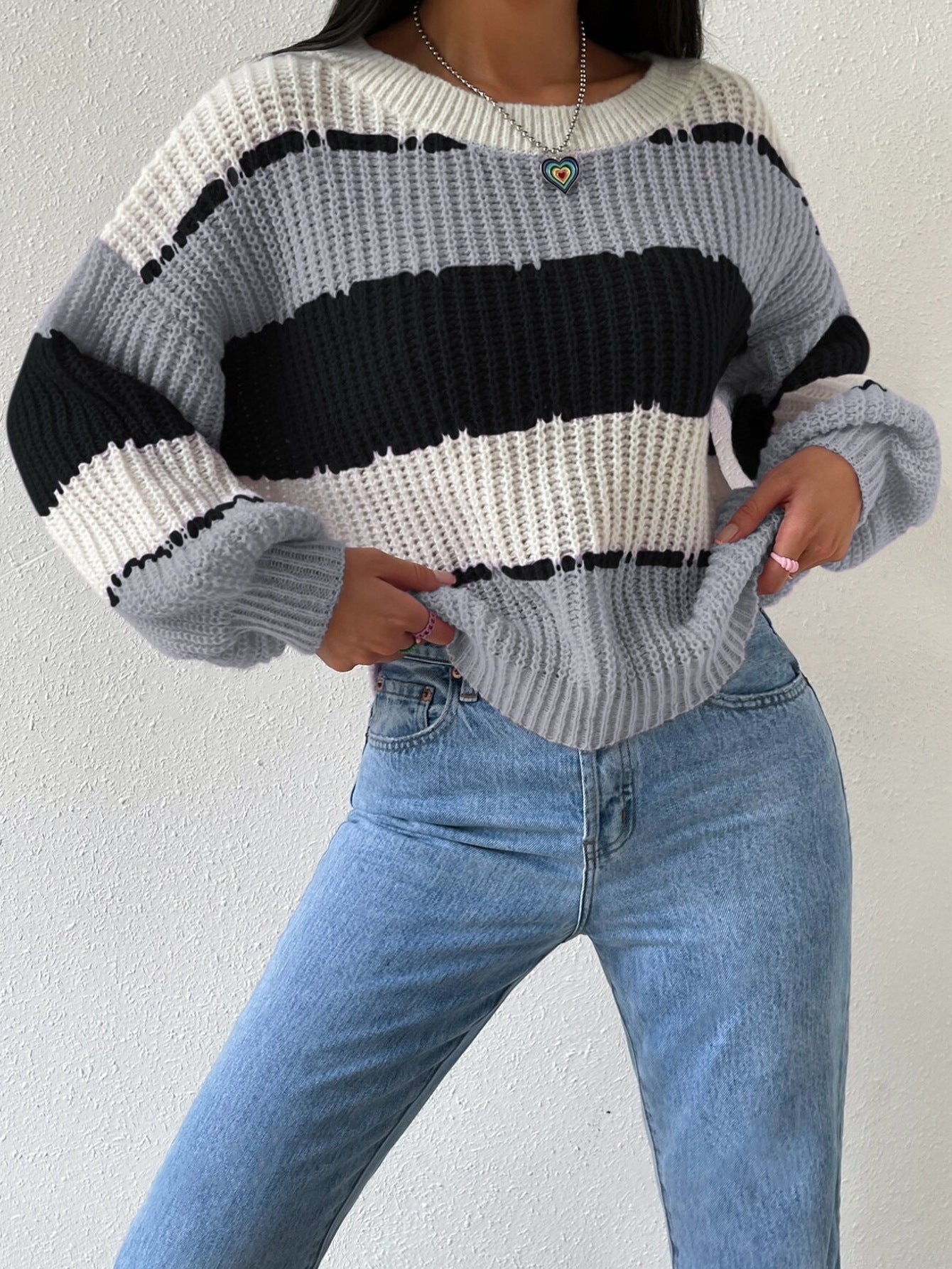 Damenstrickpullover mit breiten Blockstreifen und locker fallender Form