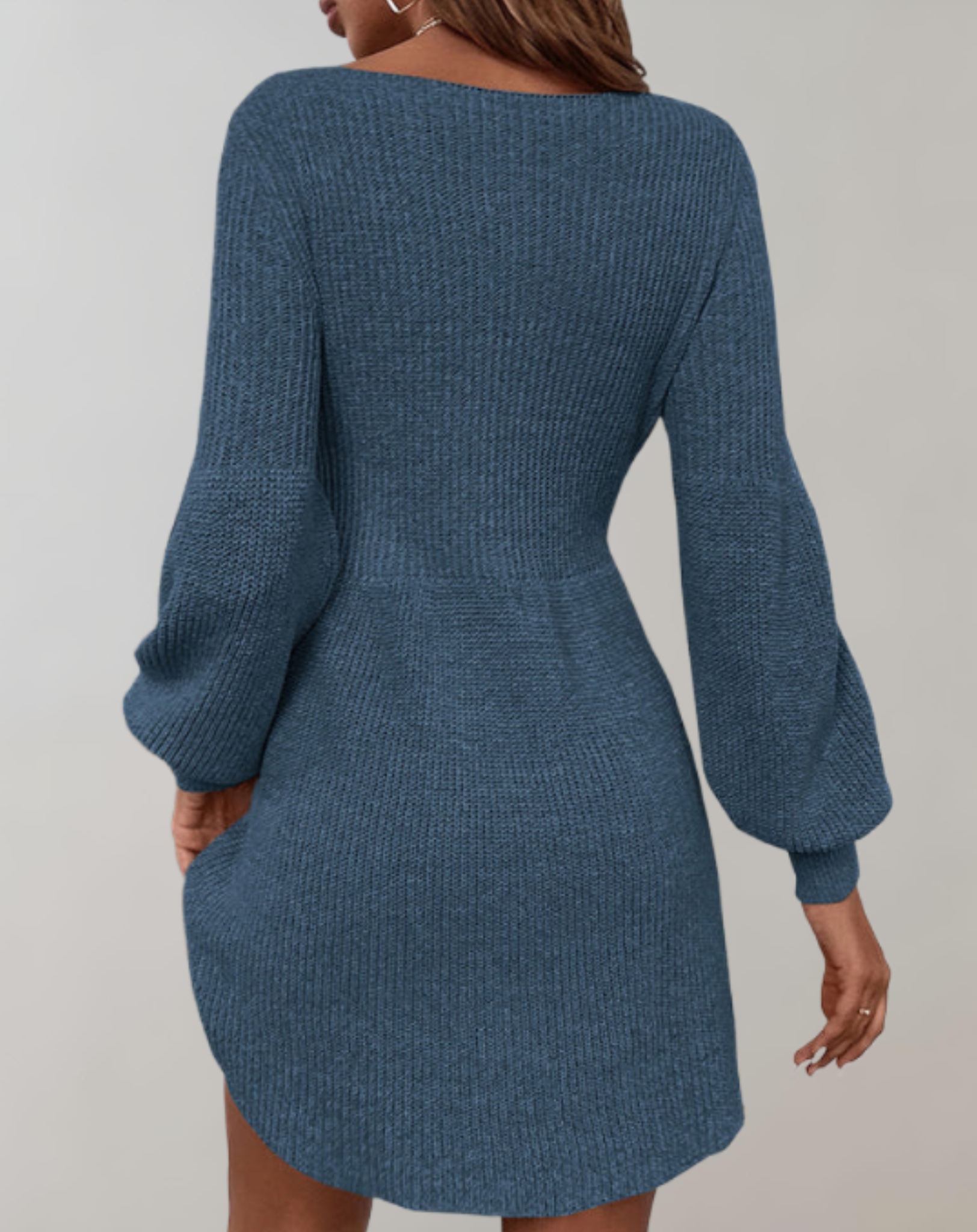 Gestricktes kurzes einfarbiges Kleid mit Rundhalsausschnitt und langen Ärmeln