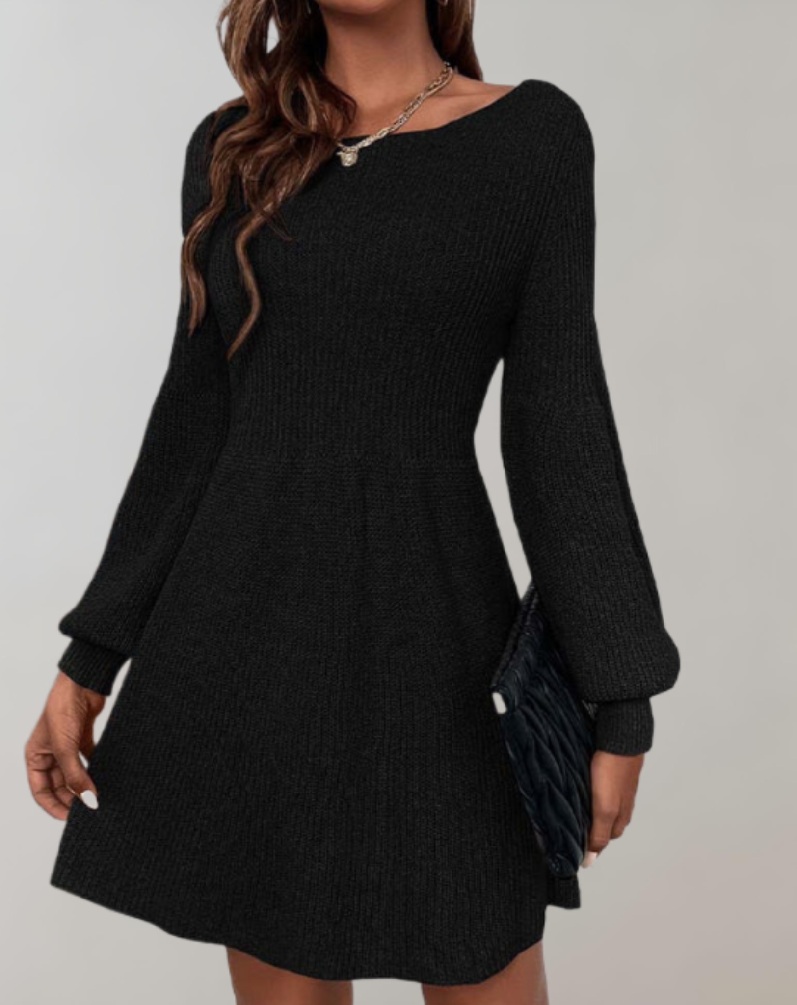 Gestricktes kurzes einfarbiges Kleid mit Rundhalsausschnitt und langen Ärmeln