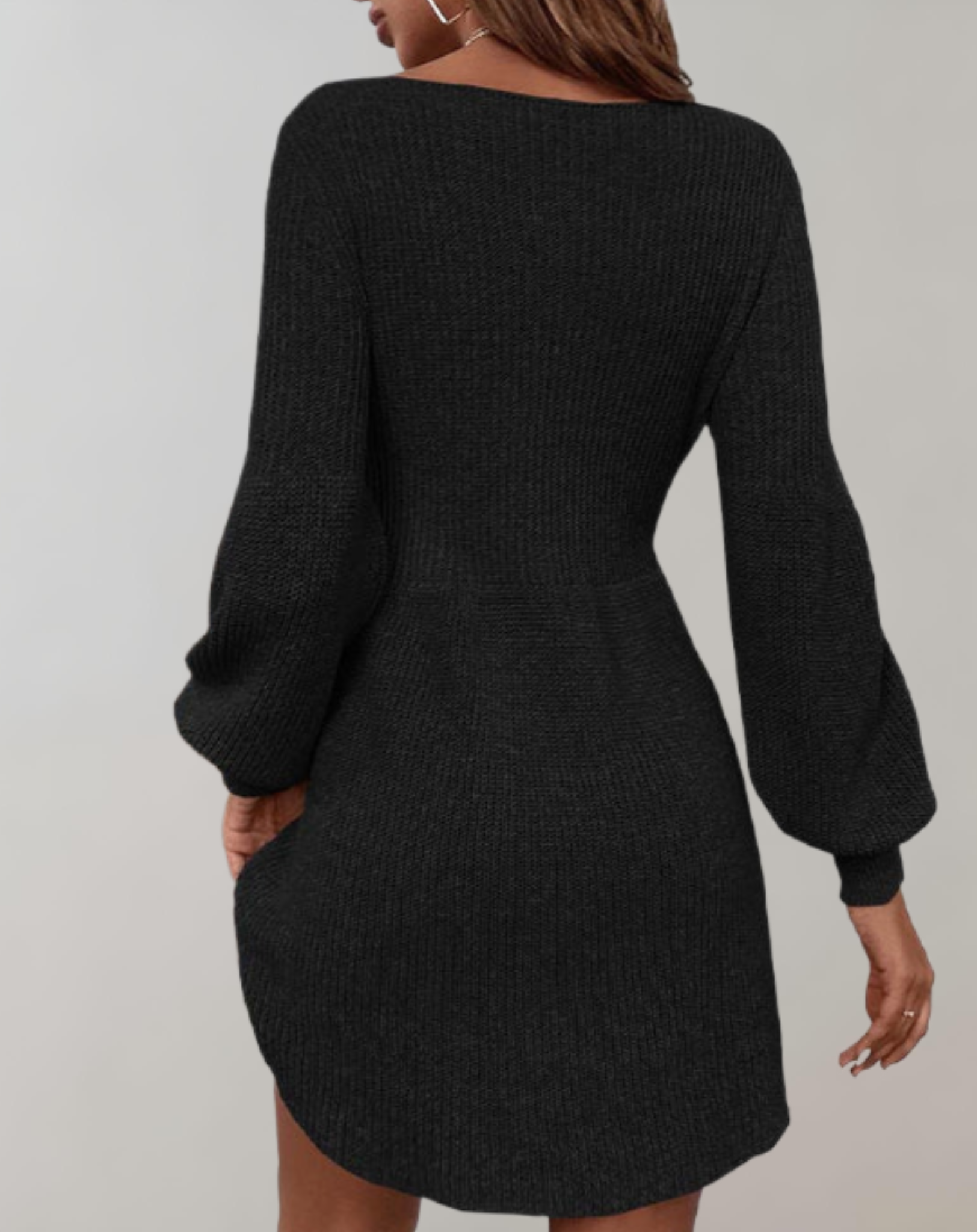 Gestricktes kurzes einfarbiges Kleid mit Rundhalsausschnitt und langen Ärmeln