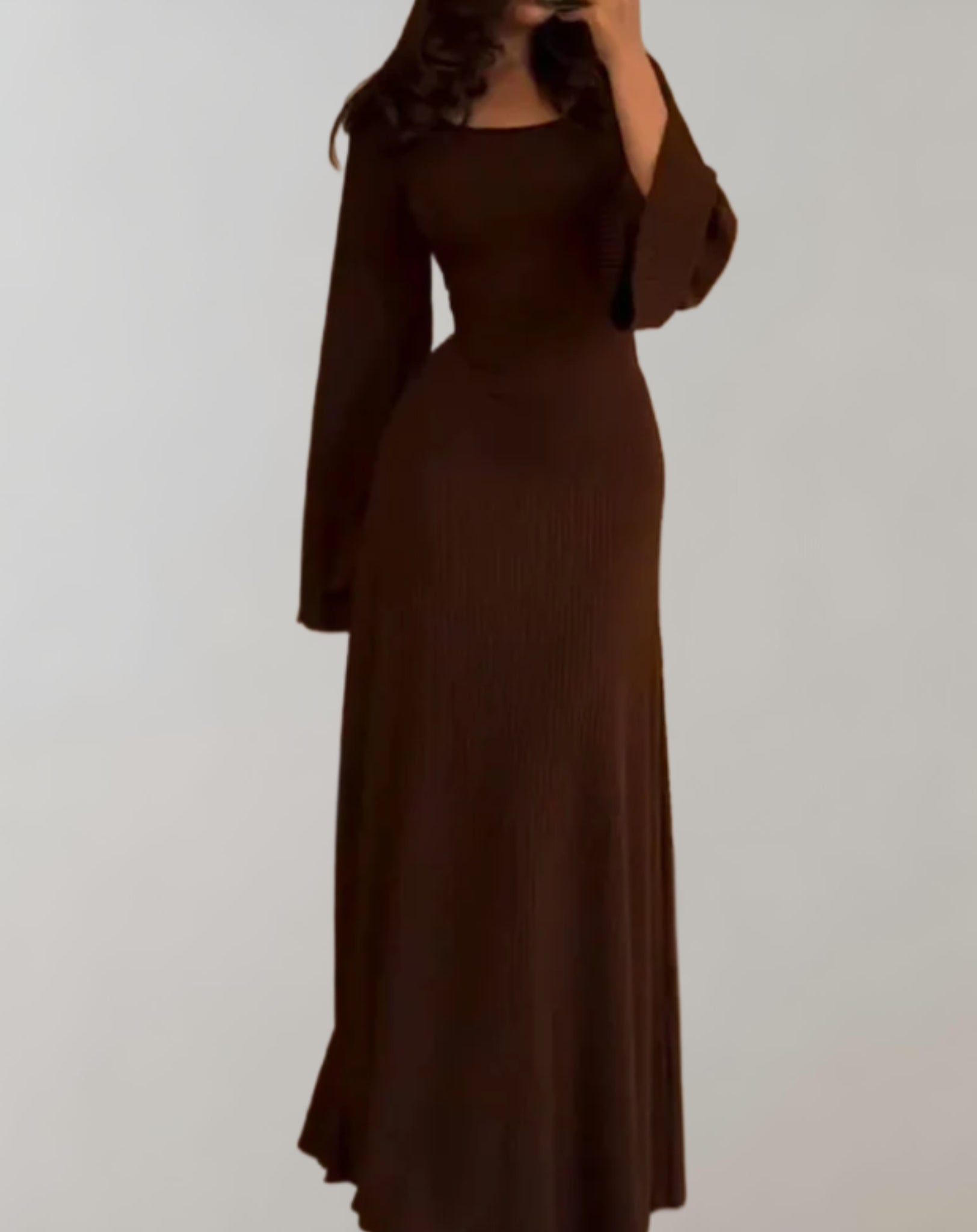 Langes, einfarbiges Strickkleid mit eleganten Glockenärmeln und Rundhalsausschnitt.