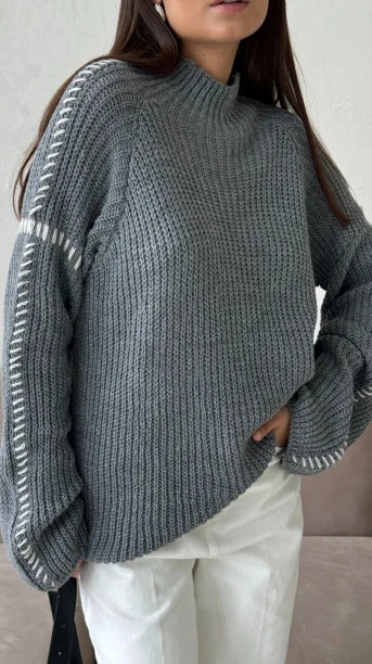 Rūta - Übergroßer Pullover für Frauen mit hohem Kragen