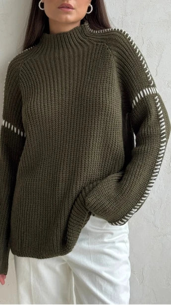 Rūta - Übergroßer Pullover für Frauen mit hohem Kragen